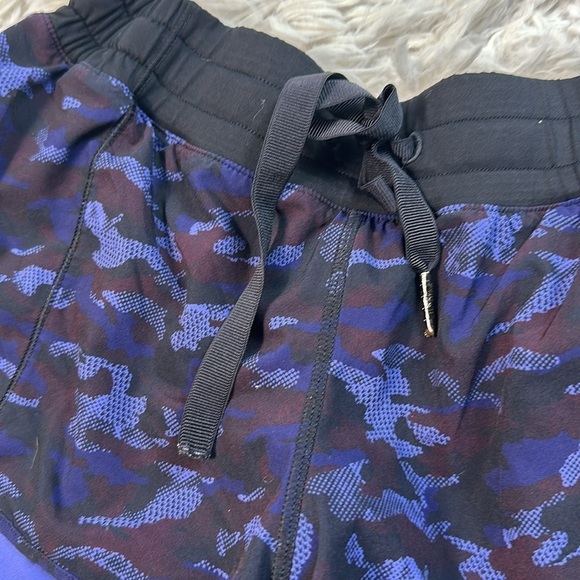 Lululemon Hotty Hot Short Mini Hounds Camo Emperor Blue Black / Black - Picture 2 of 6